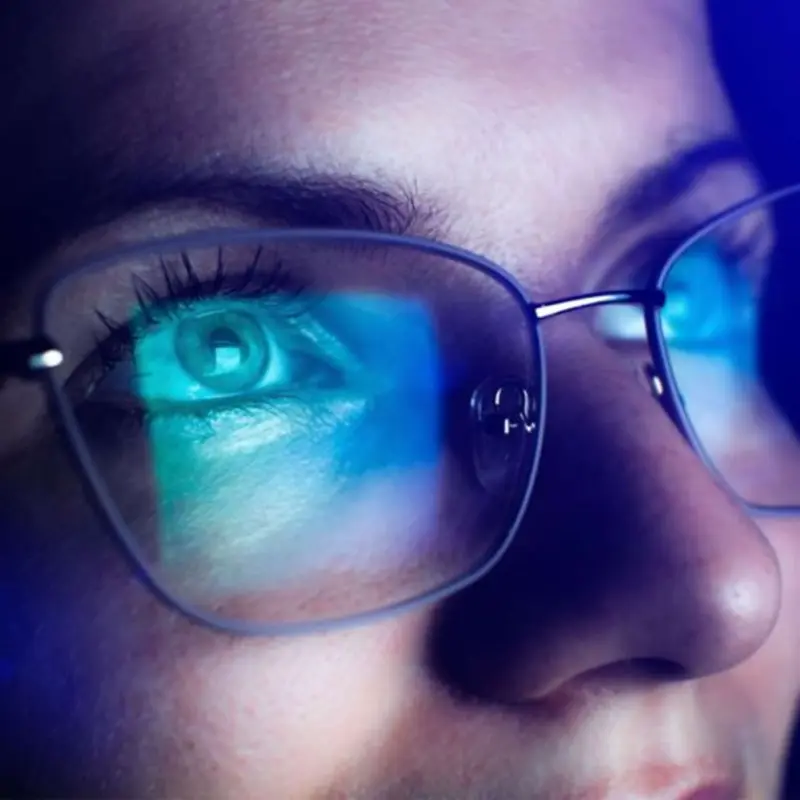 Modelo Mujer con Lentes